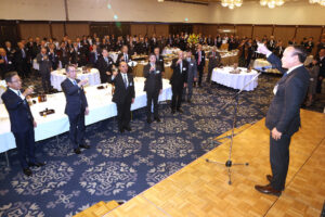 出席者が意見を交わした懇親会。藤井富山市長（右）の発声で乾杯した　　ホテルグランテラス富山